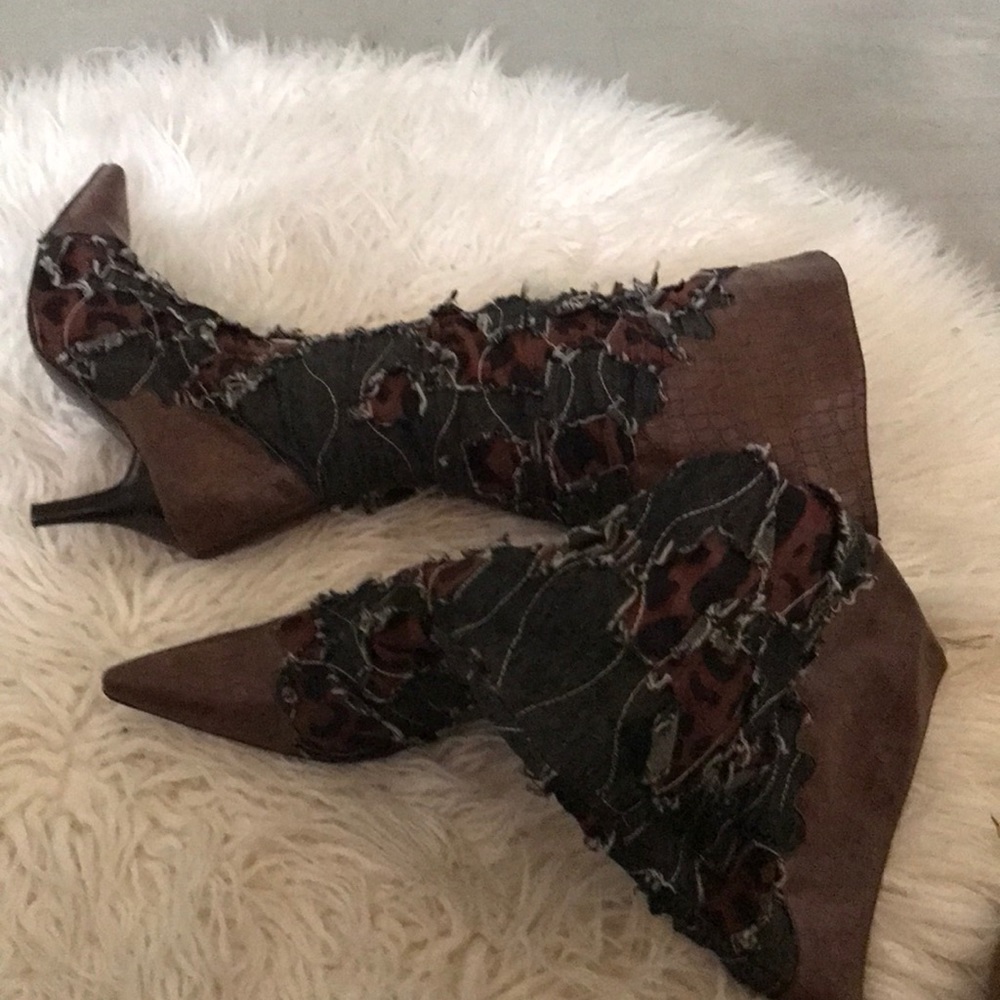 High Fashion boot, Size 11 and it will fit a Size 10 or 10.5. With 3” heels.
